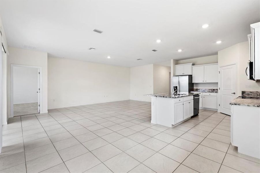 Spacious, unfurnished interior of a new home in Beaumont, Wildwood (Image 19).