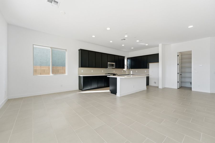 Spacious, unfurnished interior of a new home in Combs Ranch, San Tan Valley (Image 17).