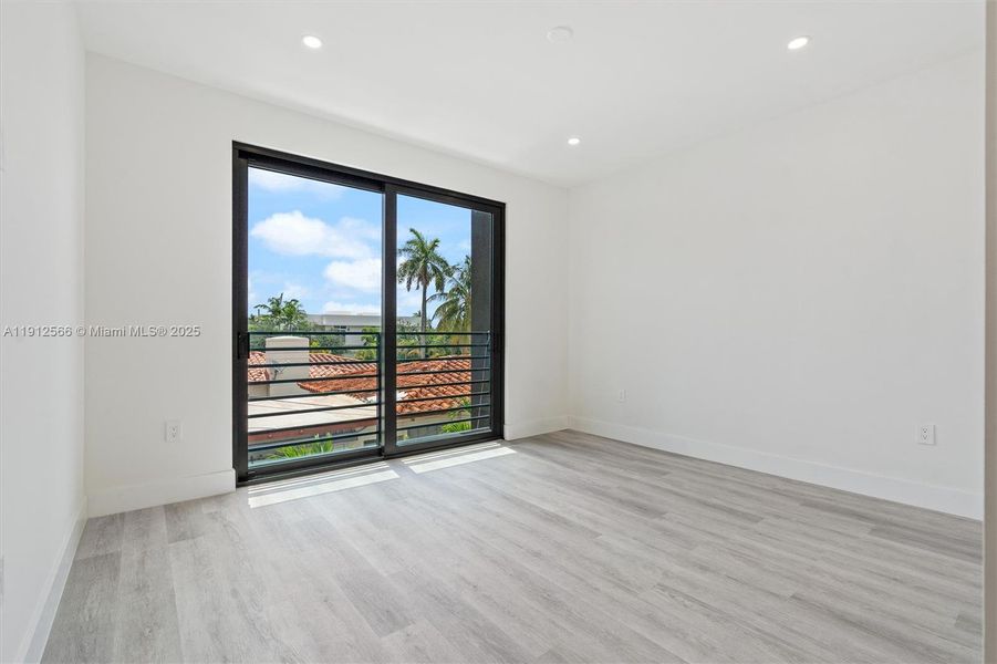 Spacious, unfurnished interior of a new home in , Fort Lauderdale (Image 20).