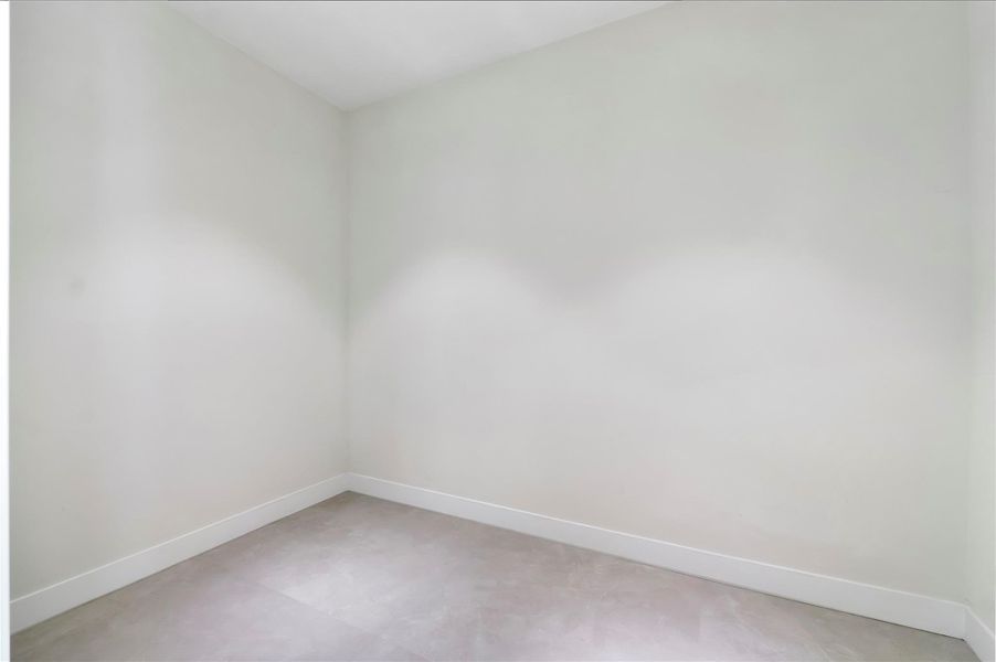 Spacious, unfurnished interior of a new home in , Plantation (Image 44).