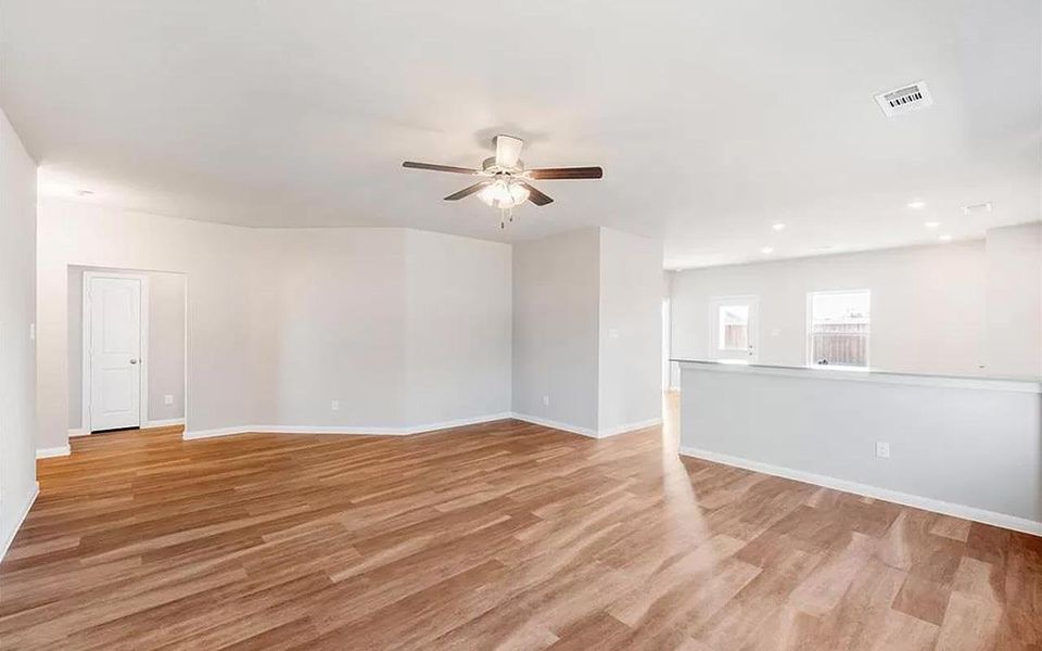 Spacious, unfurnished interior of a new home in Perkinsville, Chino Valley (Image 8).