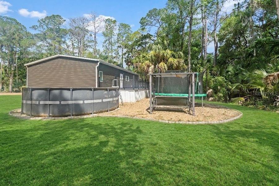 Exterior details and patio area of a home in , Inglis (Image 23).