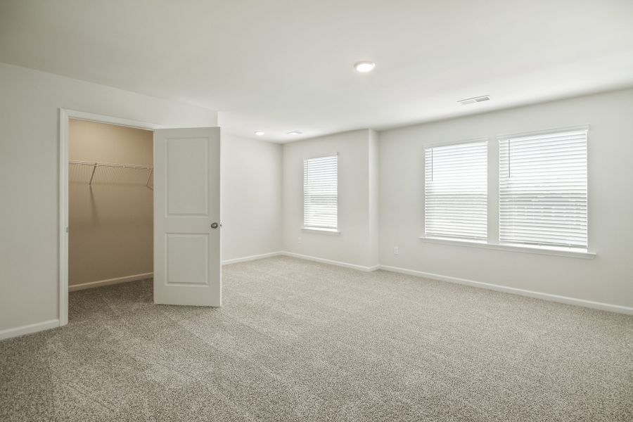 Spacious, unfurnished interior of a new home in Birdhaven, Lexington (Image 30).