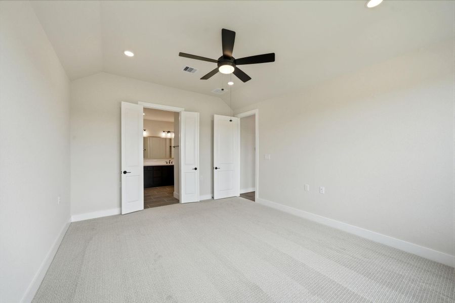 Spacious, unfurnished interior of a new home in Chambers Creek, Willis (Image 29).