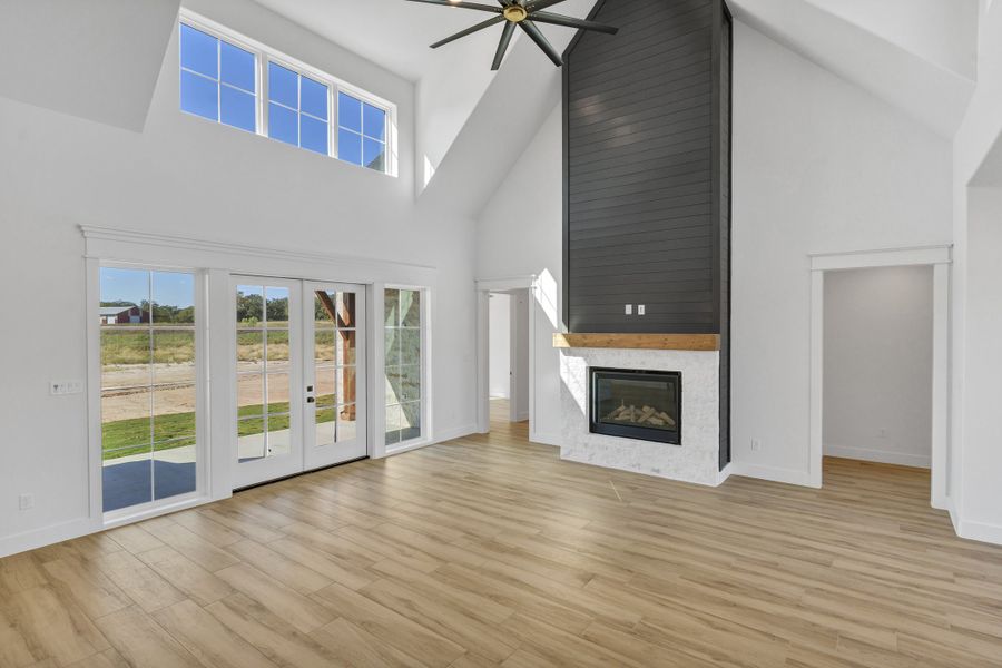 Spacious, unfurnished interior of a new home in Oak Water Ranch, Granbury (Image 37).