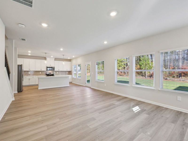 Spacious, unfurnished interior of a new home in Ivey Township, Dallas (Image 13).