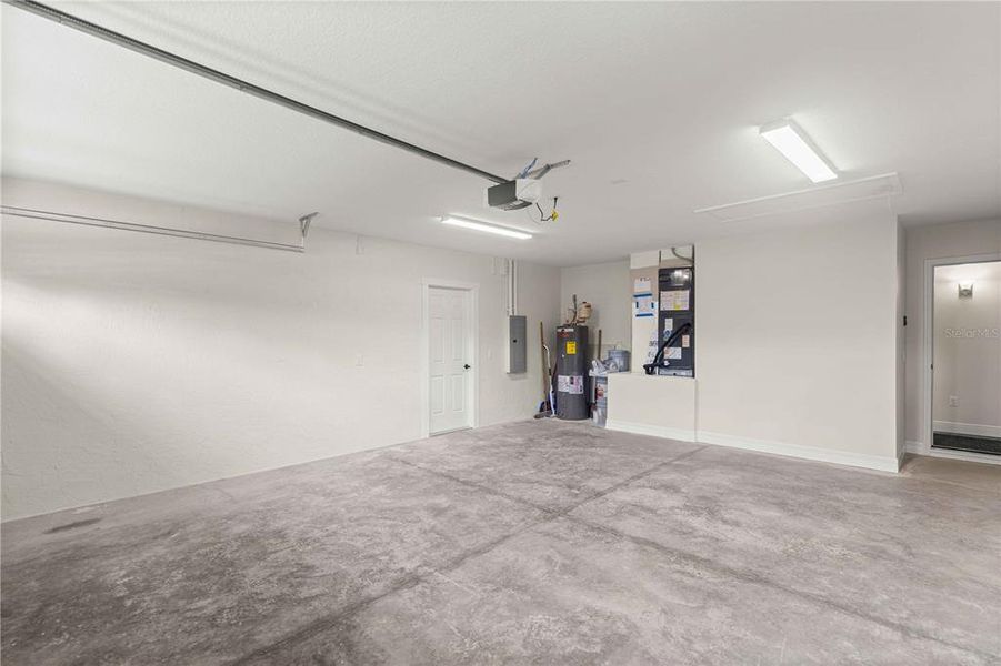Spacious, unfurnished interior of a new home in , Dunnellon (Image 31).