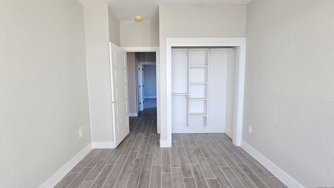 Spacious, unfurnished interior of a new home in , Atascosa (Image 10).