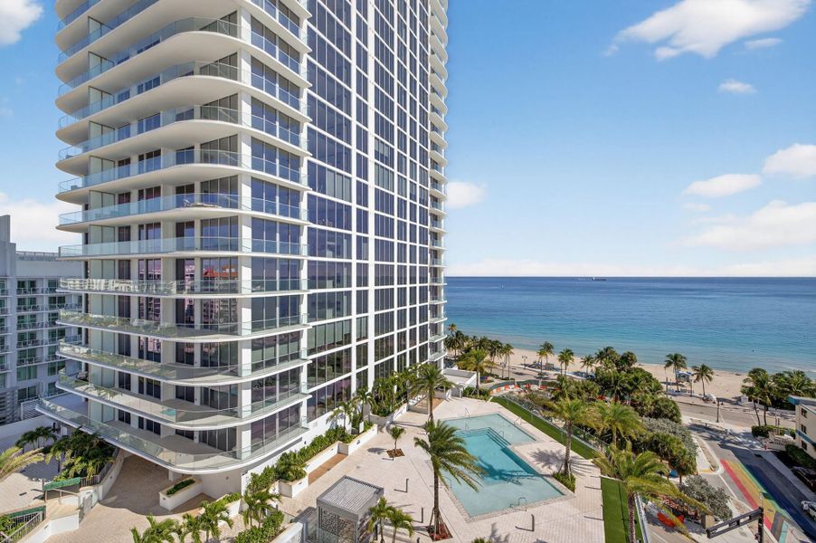 Condo located in Fort Lauderdale, FL showcasing its design and architecture (Image 3).