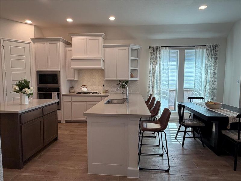 Five Burner Gas Cooktop and Spacious Corner Pantry Five Burner Gas Cooktop and Spacious Corner Pantry