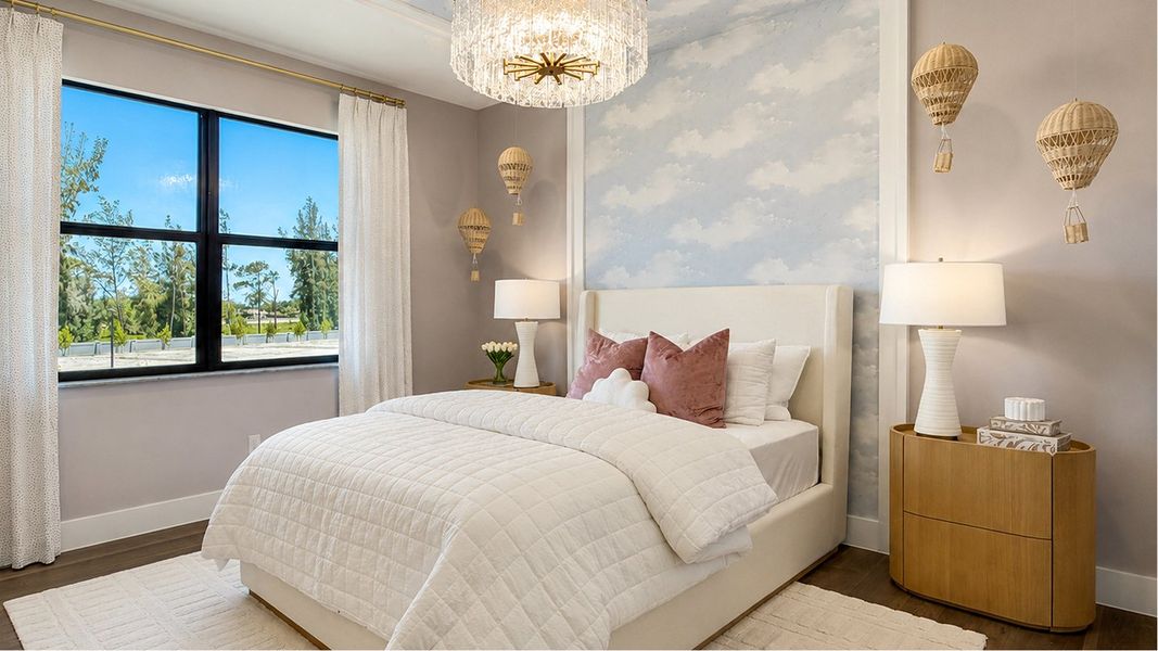 4662 Versailles Bed3 1of2 F2 Base1