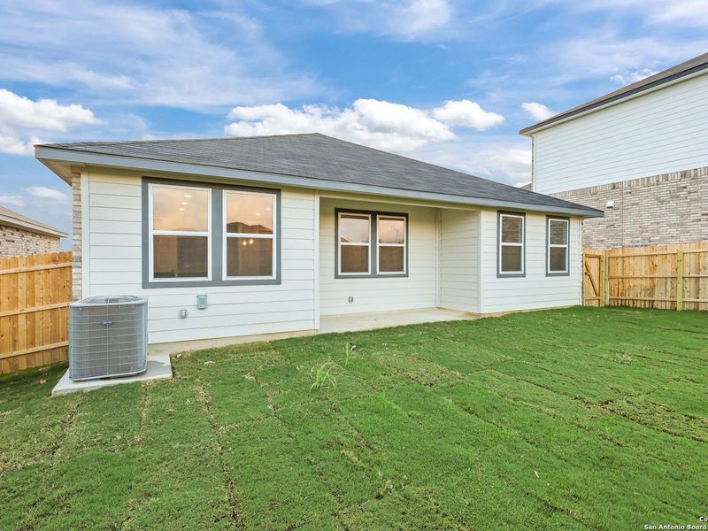 Exterior details and patio area of a home in Comanche Ridge, San Antonio (Image 19).