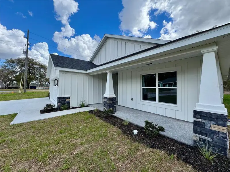 Exterior details and patio area of a home in , Dunnellon (Image 3).