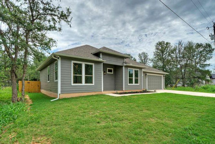 View of front facade with driveway and an attached garage