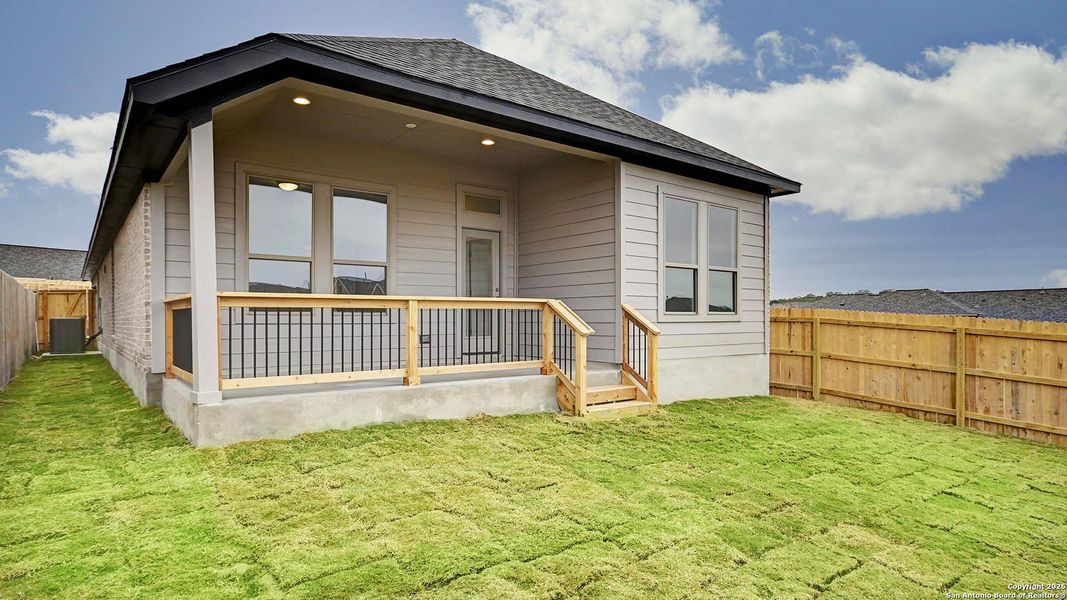 Exterior details and patio area of a home in Ladera 40', San Antonio (Image 4).