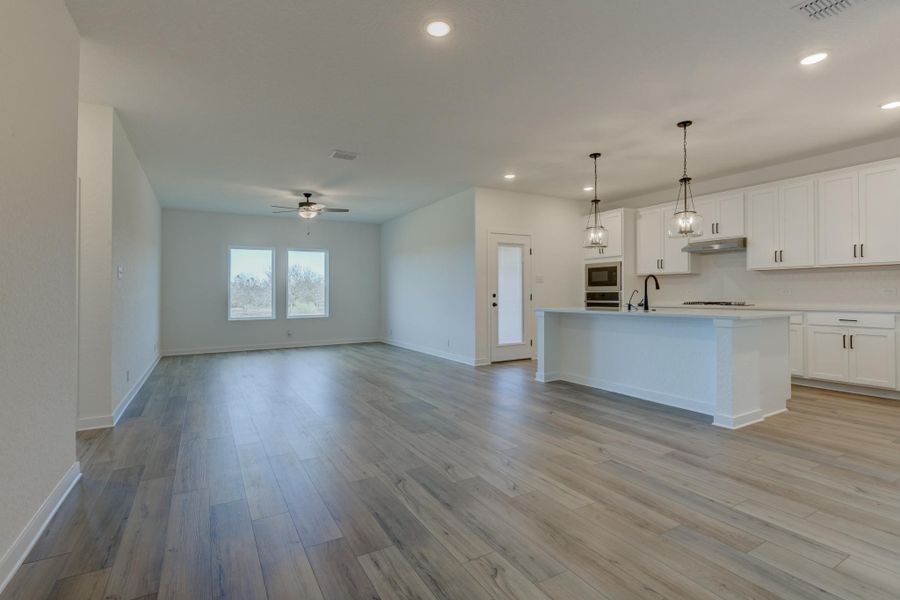 Representative unfurnished interior of a home built from the Hayes by Ashton Woods in Hennersby Hollow, San Antonio (Image 8).