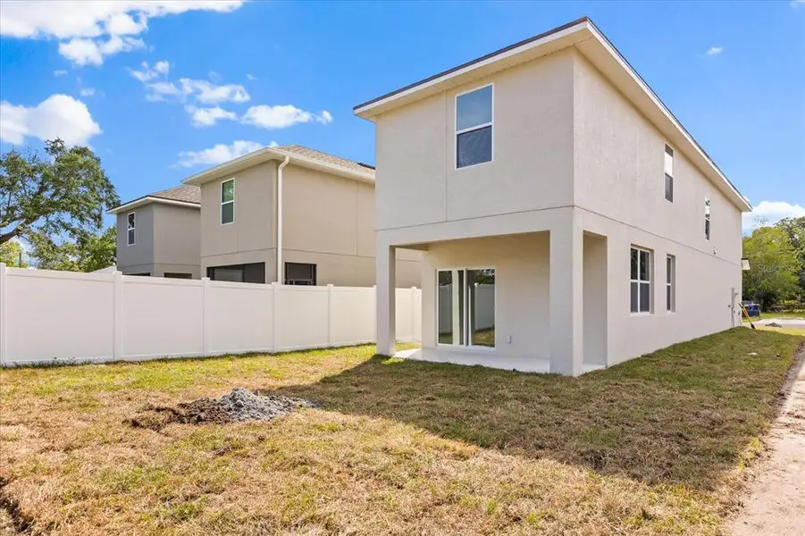 Exterior details and patio area of a home in , Kissimmee (Image 3).