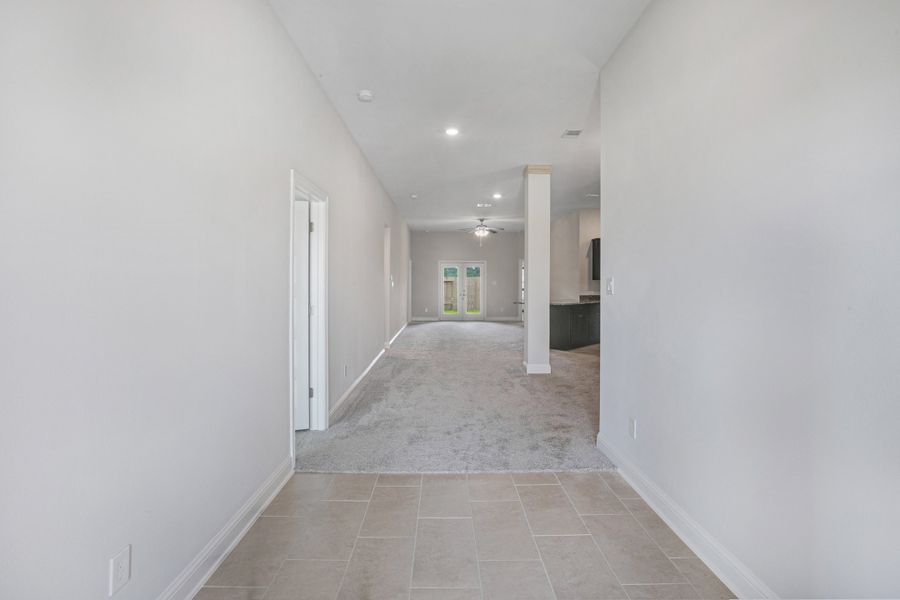 Spacious, unfurnished interior of a new home in Bayou Maison, Dickinson (Image 14).