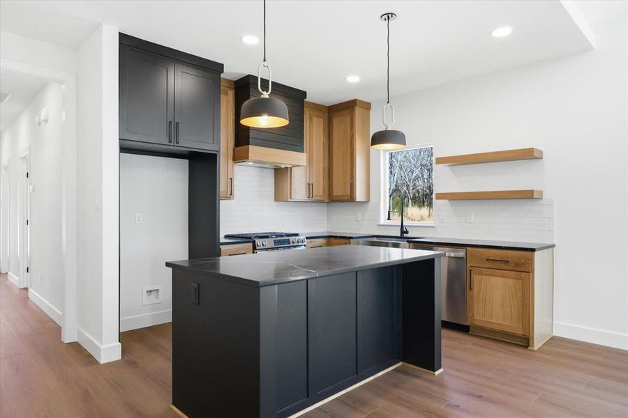 Central Island with quartz countertops!