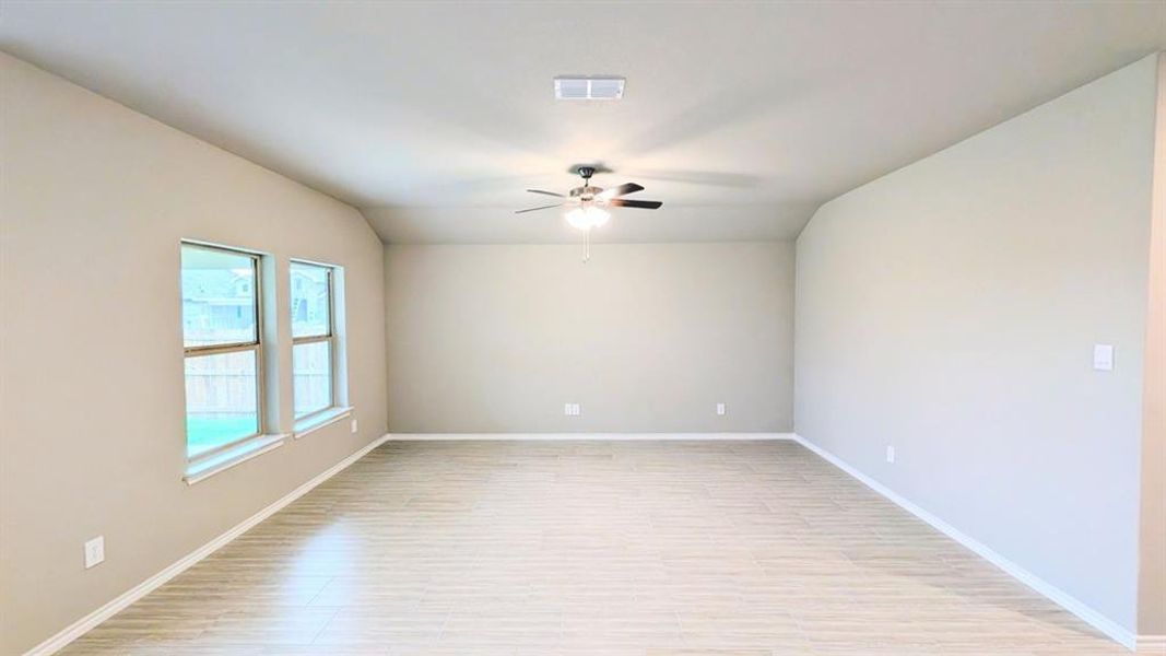 Spacious, unfurnished interior of a new home in Sunnycreek, Fort Worth (Image 14).