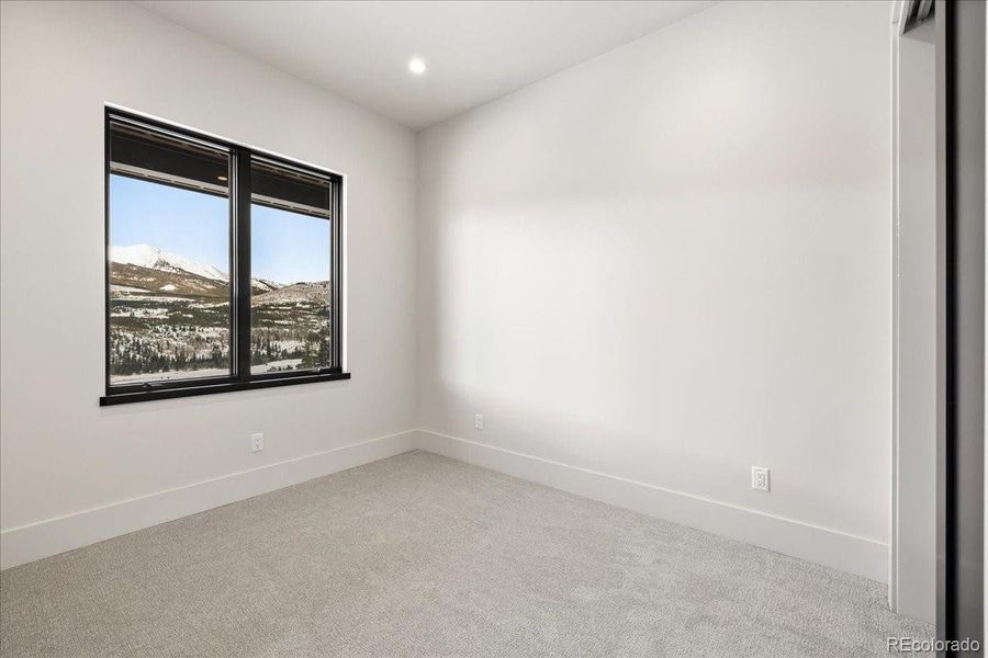 Spacious, unfurnished interior of a new home in , Breckenridge (Image 17).