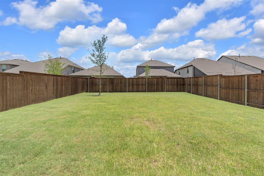 Exterior details and patio area of a home in Creekview Fossil Ridge, Pilot Point (Image 3).