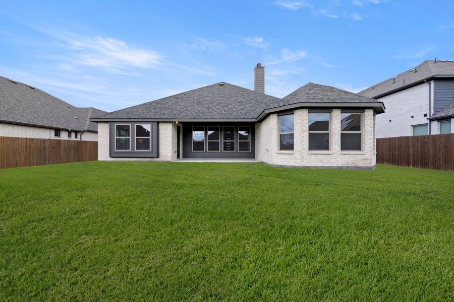 Exterior details and patio area of a home in Ridgepoint, Midlothian (Image 4).