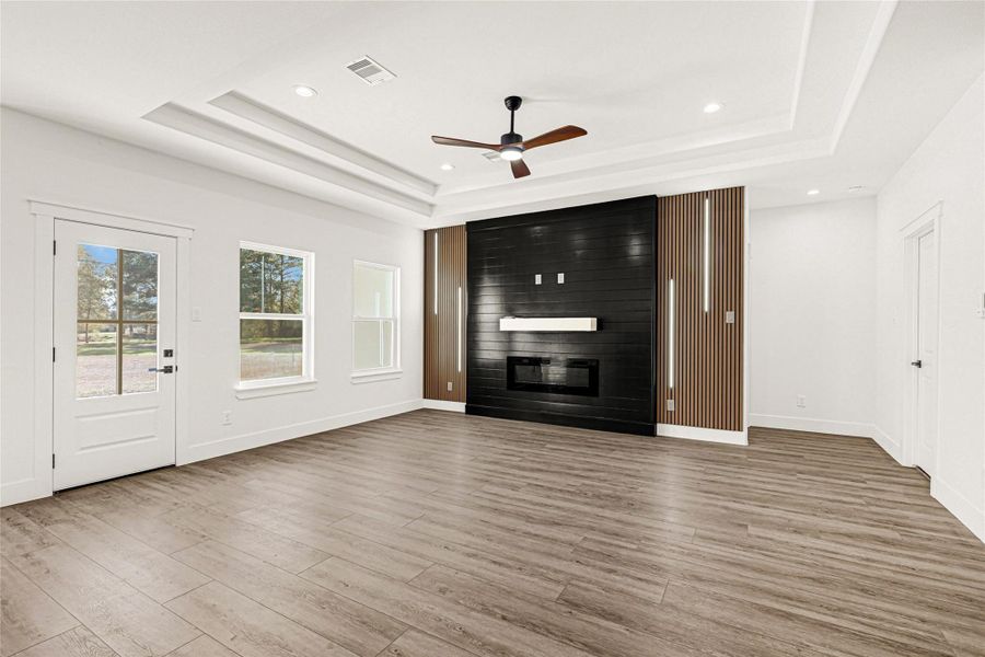 10' tray ceiling in family room