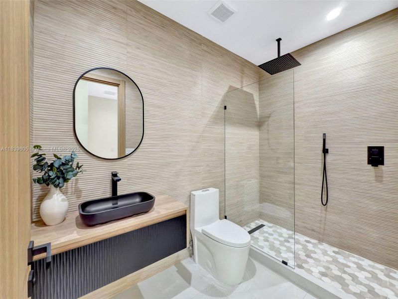 Spacious, unfurnished interior of a new home in , Miami (Image 18).