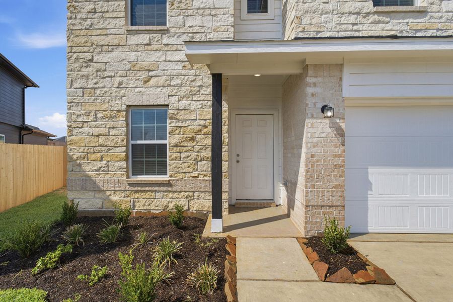 Exterior details and patio area of a home in Cielo, Conroe (Image 3).