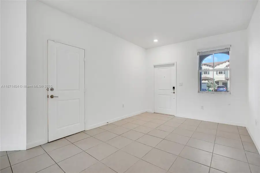 Spacious, unfurnished interior of a new home in , Miami (Image 10).