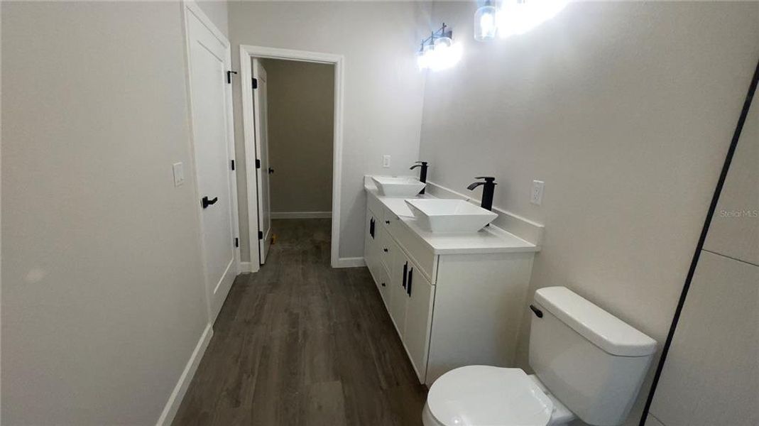 Furnished interior view inside a new home in , Chiefland (Image 7).