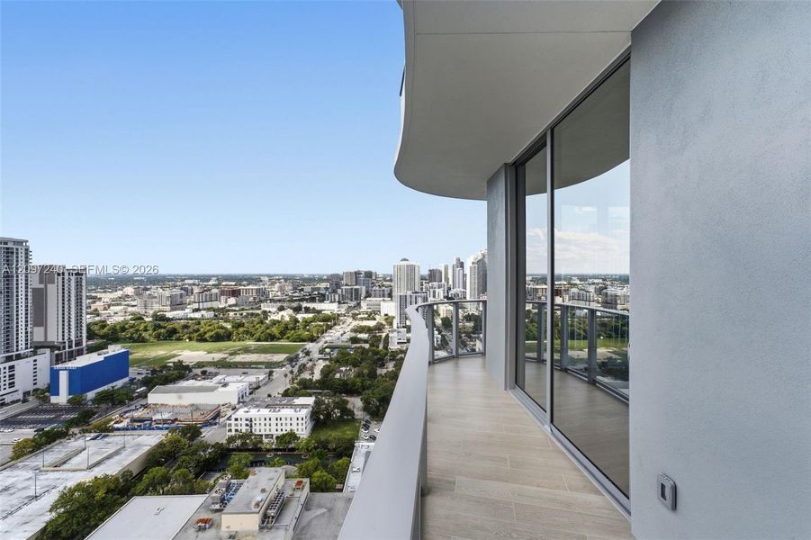 Condo located in Miami, FL showcasing its design and architecture (Image 4).