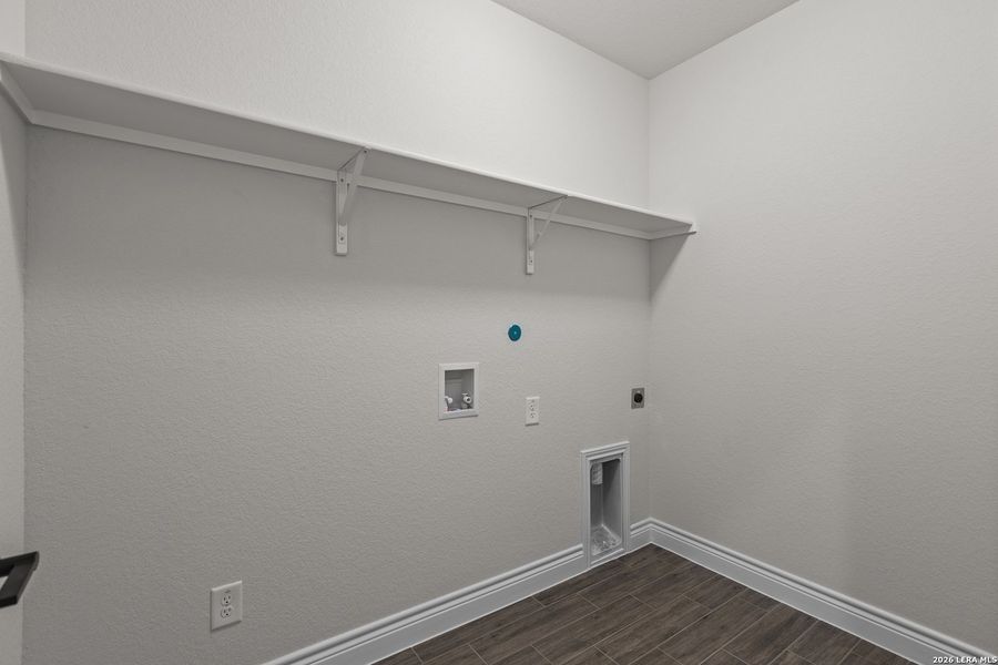 Spacious, unfurnished interior of a new home in Bison Ridge, San Antonio (Image 16).