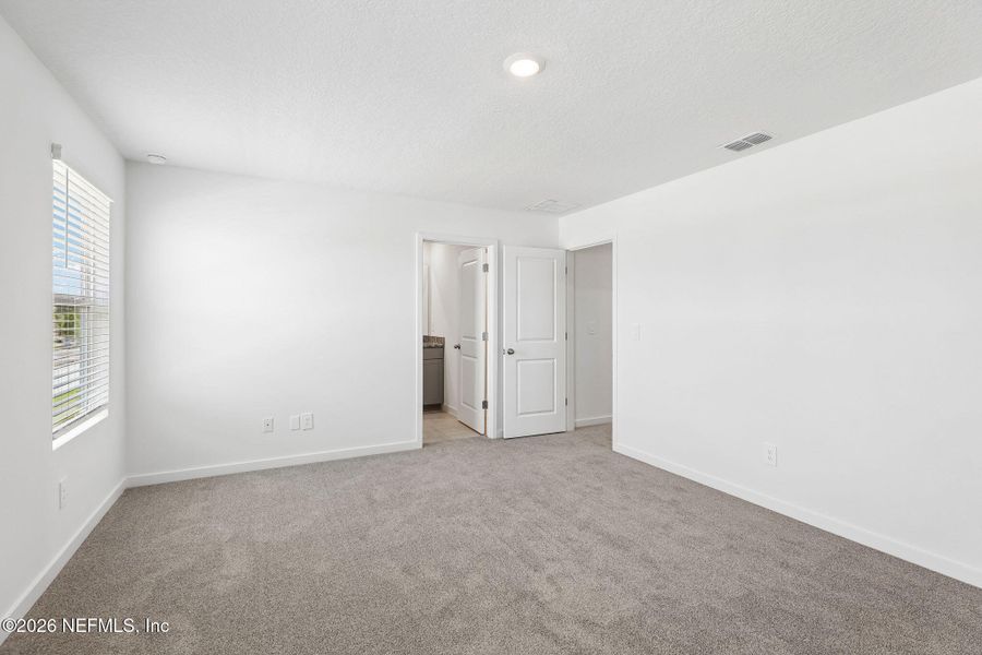 Spacious, unfurnished interior of a new home in , Middleburg (Image 26).
