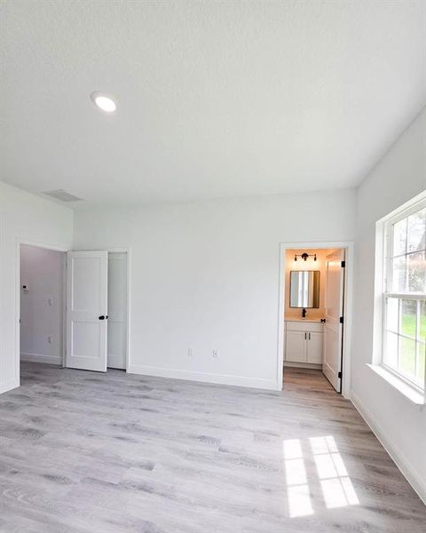Spacious, unfurnished interior of a new home in , Ocala (Image 11).