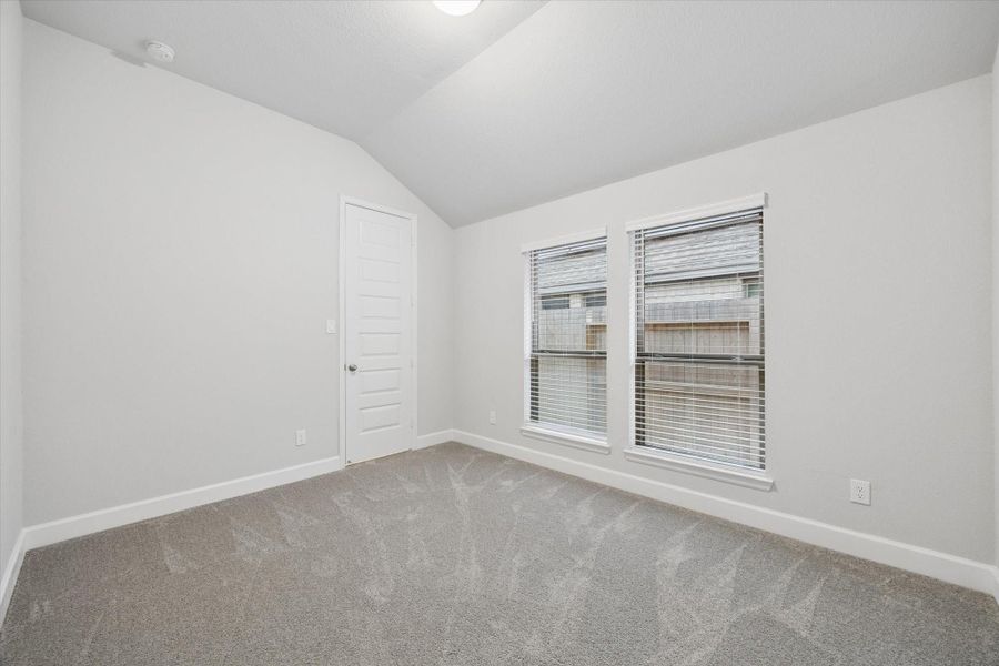 Spacious, unfurnished interior of a new home in Sienna, Missouri City (Image 21).