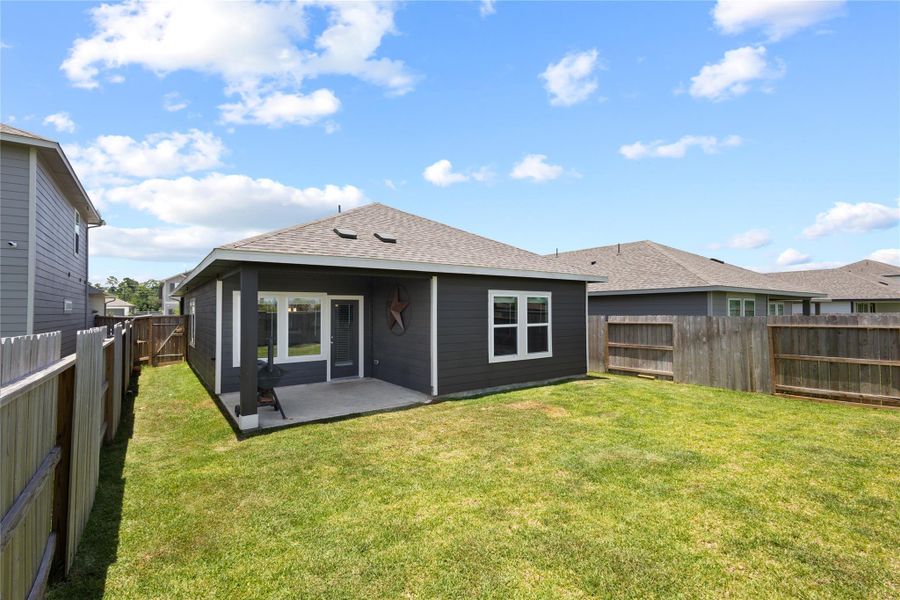 Exterior details and patio area of a home in Sundance Cove - Traditional Series, Crosby (Image 24).