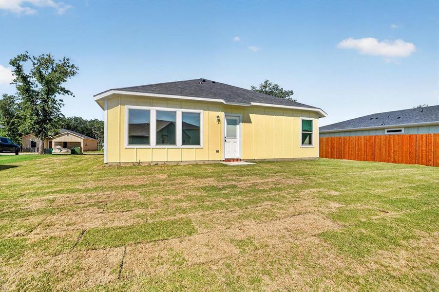 Exterior details and patio area of a home in , Tolar (Image 3).