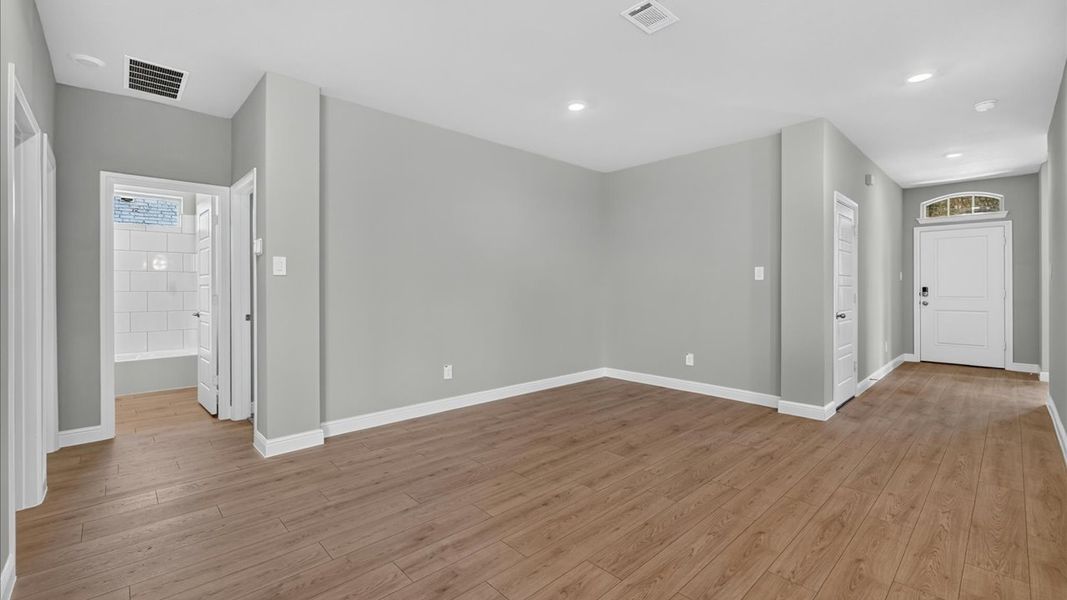 Spacious, unfurnished interior of a new home in Bluestem, Rhome (Image 13).