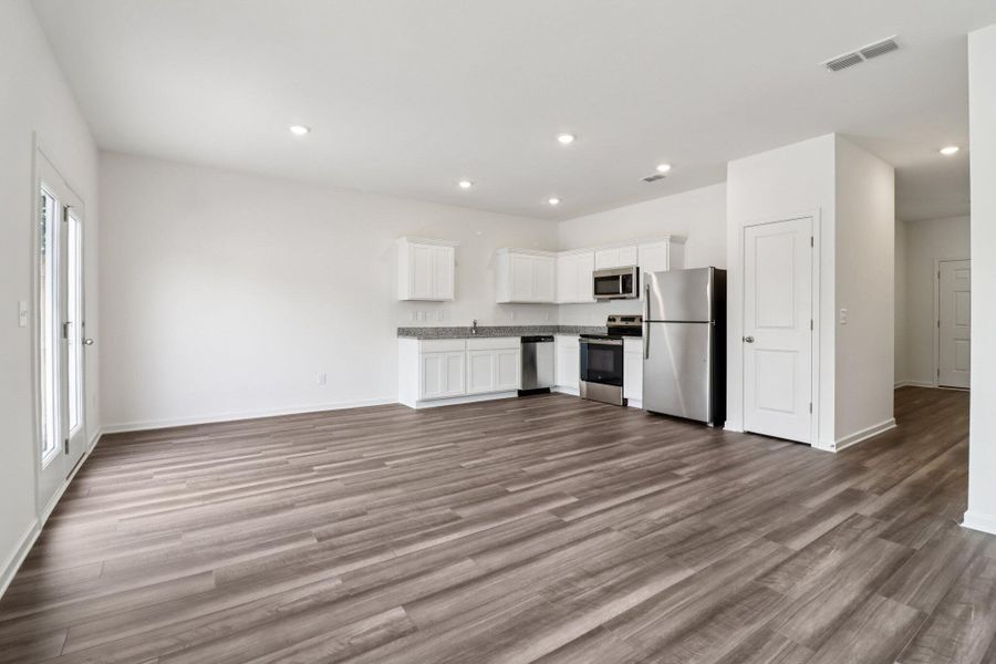 Spacious, unfurnished interior of a new home in Halstead, Moncks Corner (Image 11).