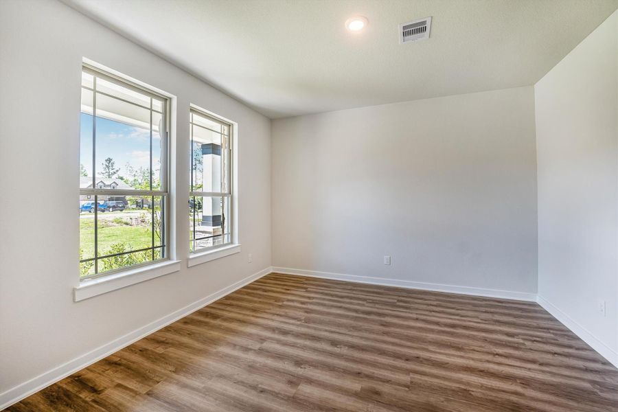 Spacious, unfurnished interior of a new home in Deer Pines, Conroe (Image 40).