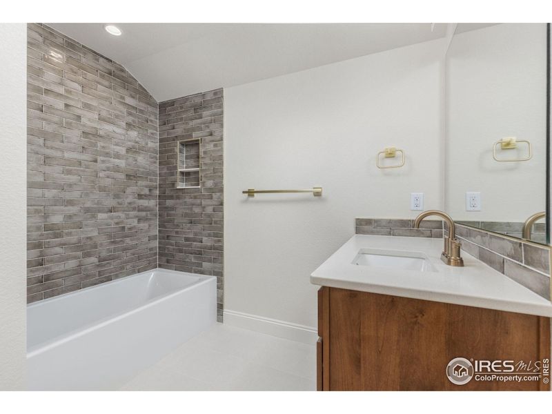 This is the upstairs full bathroom