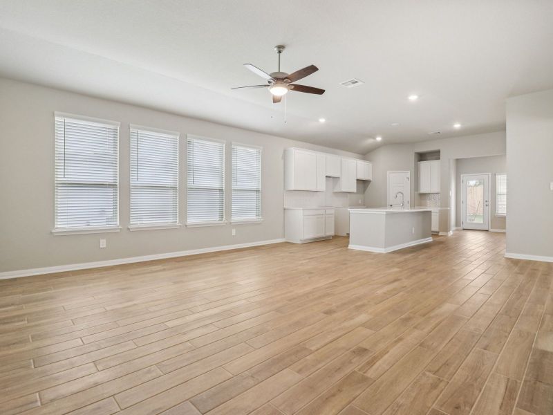 Spacious, unfurnished interior of a new home in Sagebrooke - Premier Series, San Antonio (Image 14).