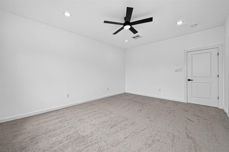 Spacious, unfurnished interior of a new home in , Conroe (Image 20).