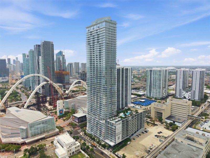 Condo located in Miami, FL showcasing its design and architecture (Image 33).