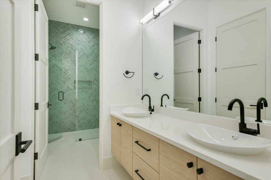 Furnished interior view inside a new home in , Horseshoe Bay (Image 38).