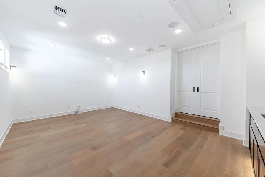 Lynmar II E Media room