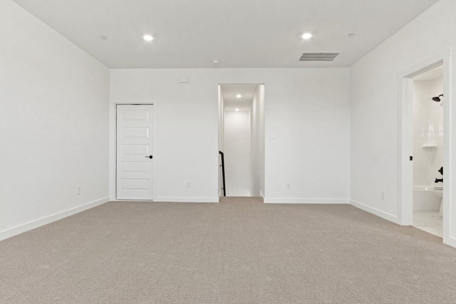 Spacious, unfurnished interior of a new home in Cottonwood Creek, Rowlett (Image 15).