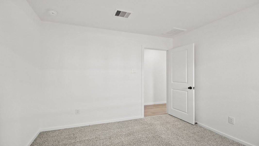 Spacious, unfurnished interior of a new home in Lake Conroe Cove, Willis (Image 14).